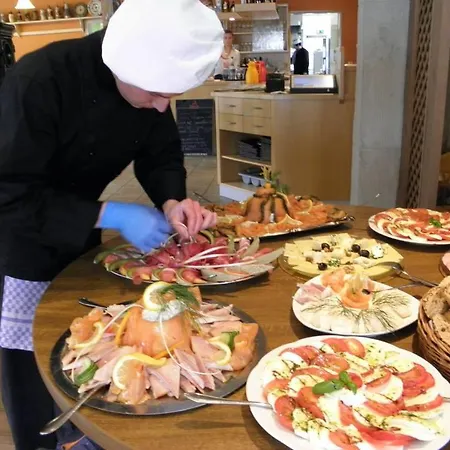 فندق 4 Jahreszeiten Mit Restaurant ألبشتات