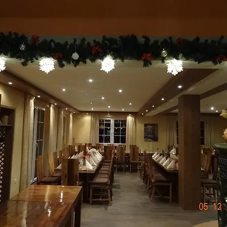 4 Jahreszeiten Mit Restaurant アルプシュタット