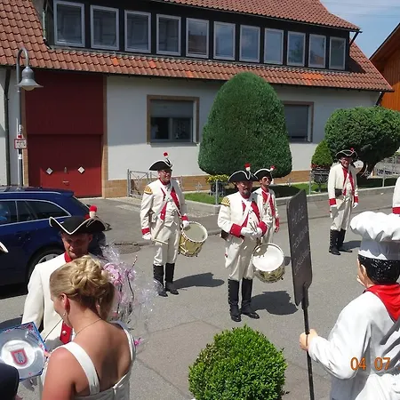 4 Jahreszeiten Mit Restaurant ألبشتات