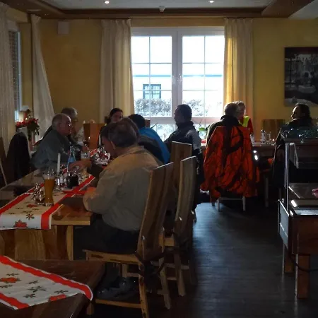 4 Jahreszeiten Mit Restaurant فندق