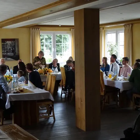 4 Jahreszeiten Mit Restaurant ألبشتات